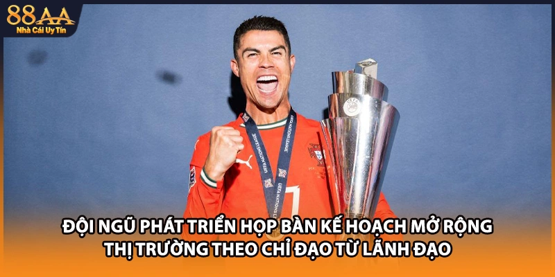 Đội ngũ phát triển họp bàn kế hoạch mở rộng thị trường theo chỉ đạo từ lãnh đạo